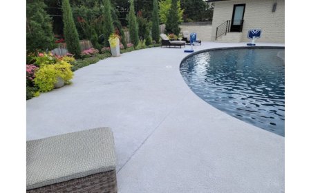 Why Smart Homeowners Are Replacing Their Pool Decks This Summer