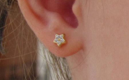 Aretes de oro para niñas: ternura, elegancia y protección en una joya especial